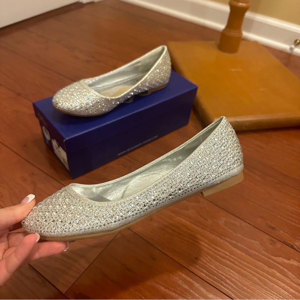 NWT Women’s Diva Sliver Bling Jeweled dressy flats size 6